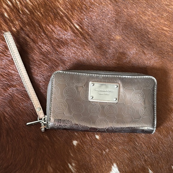 Michael Kors Silver Metallic Clutch Wristlet - Picture 1 of 3